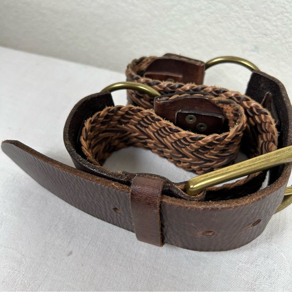 Linea Pelle women’s Size M leather belt with a heavy buckle and metal rings